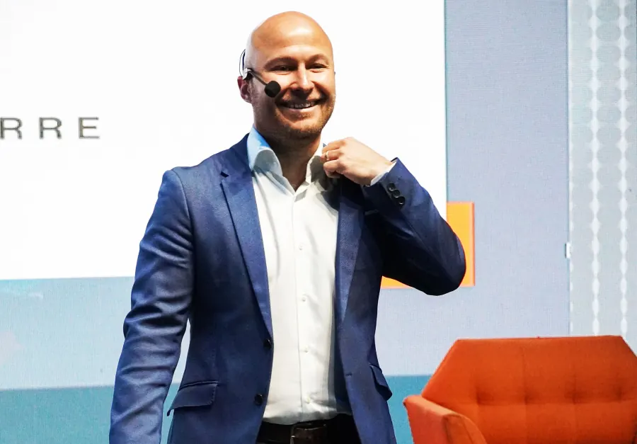 Juan Pablo Godínez impartiendo una sesión de coaching de prosperidad