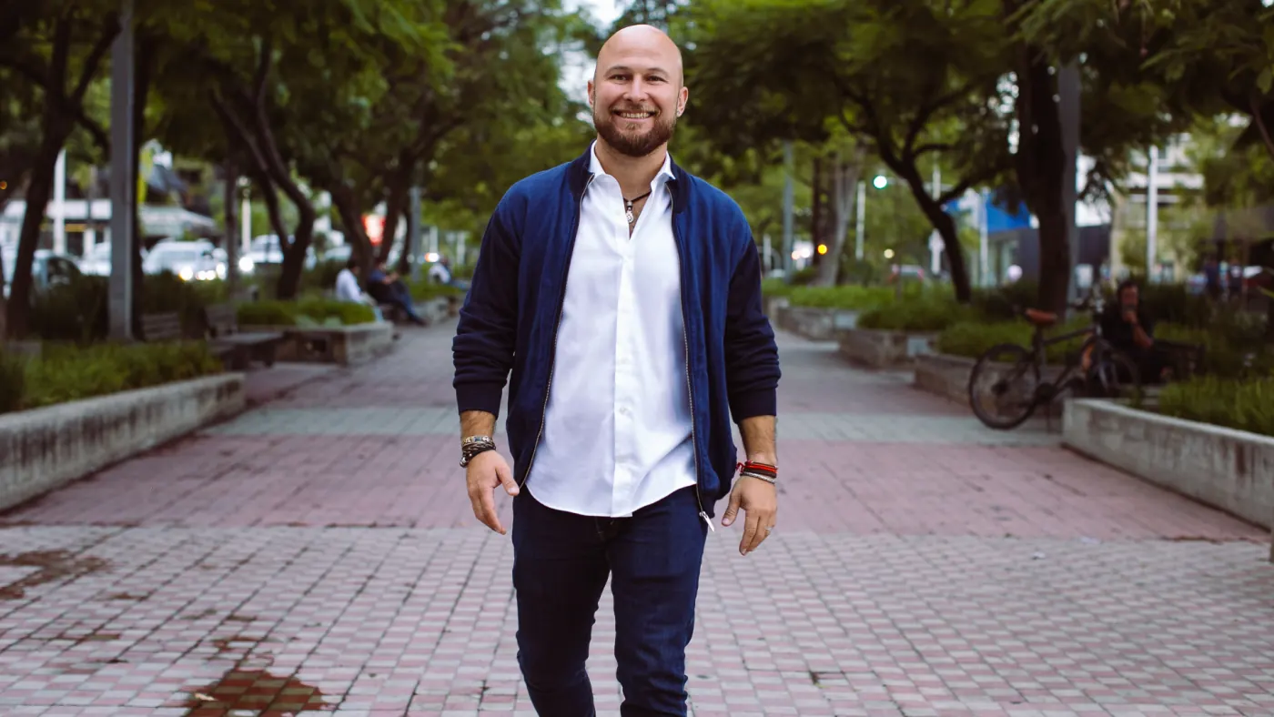Juan Pablo Godínez, conferencista y coach empresarial, caminando al aire libre
