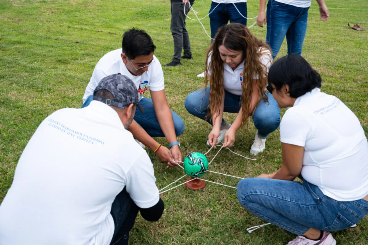 Equipo de trabajo durante una dinámica de team building