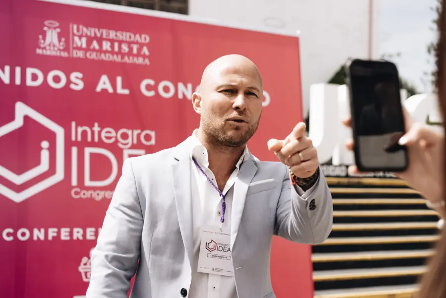 Conferencia «Adversidad como proceso de transformación» impartida por Juan Pablo Godínez